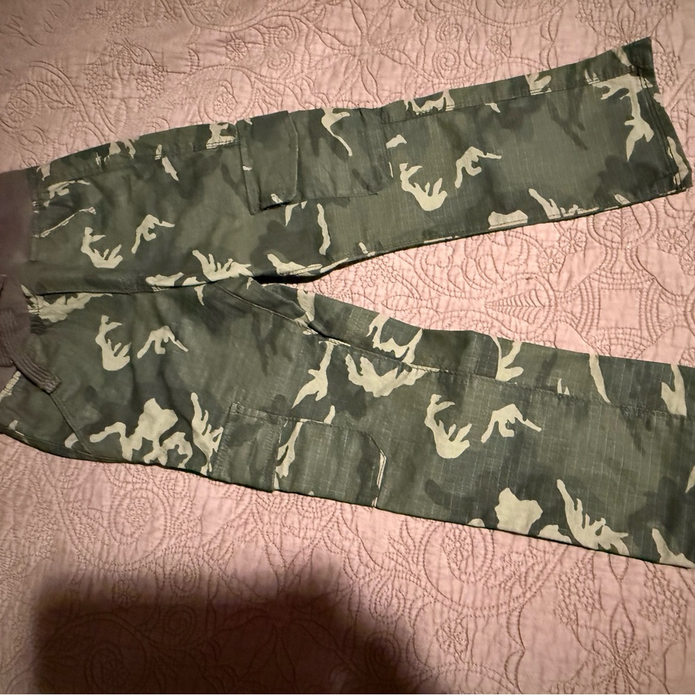Old Navy Green Camouflage Pants